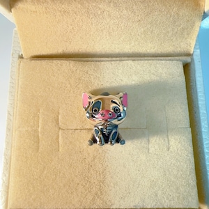 Pandora S925 sterlingsilver DIY-berlockpärla, med en prickig griskulting från "Vaiana", tillverkad med Puas epoxi- och emaljhantverk.