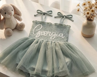 Vestido tutú personalizado para bebé, personalizable con nombres bordados, confeccionado en tul suave y delicado con la piel, el regalo ideal para el primer cumpleaños.