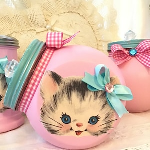 Decoración vintage kitsch de gatito, retro, tarro de almacenamiento rosa atómico, gatito con lazo, habitación infantil, baño, cocina, sala de manualidades, Fanny Pippin