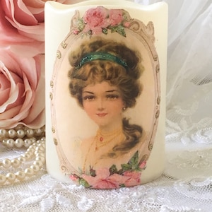 Bougie sans flamme de Shabby Cottage Chic, décor victorien de dame, roses roses, bougie de LED de cire, décor rose minable, bougie vacillante