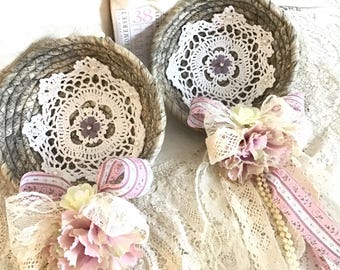 Cestini in juta shabby chic: centrino vintage all'uncinetto, decorazioni con perle e rose