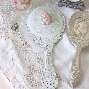 Espejo de tocador de mano desgastado, espejo de tocador, decoración de rosas rosas, espejo de mano de inspiración vintage desgastado, regalo, cabaña shabby chic