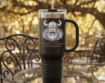バイキングのヘルメットと髭の戦士のタンブラー 40オンス トラベルマグ 北欧の斧のイラスト