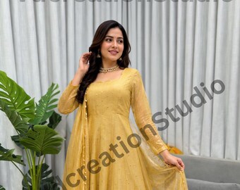Conjunto de vestido de seda color crema con detalles metalizados, vestido Anarkali de seda Salsa con pantalón y dupatta.
