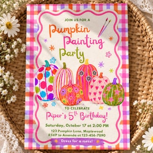 Op de afbeelding: Een rechthoekige uitnodigingskaart met een roze en oranje gingham rand met de tekst Join us for a Pumpkin Painting Party to celebrate Piper's 5th Birthday, Saturday, October 17 at 2:00 PM, 123 Pumpkin Lane, Maplewood, RSVP to Amanda at 123-456-7890, Dress for a mess! en kleurrijke beschilderde pompoenen.