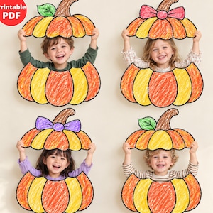 Può includere: Quattro ritagli di zucca in PDF stampabile con segmenti arancioni e gialli e piccioli marroni. Sono inclusi due design, uno con una foglia verde e uno con un fiocco. I ritagli presentano texture simili a pastelli e contorni neri.