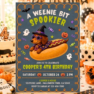 Puede incluir: Una tarjeta de invitación de cumpleaños rectangular con temática de Halloween que muestra un perro salchicha disfrazado de perrito caliente con un sombrero de bruja y gafas de sol en forma de estrella. El texto dice A WEENIE BIT SPOOKIER, COOPER'S 4TH BIRTHDAY.