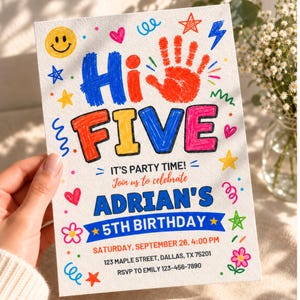 以下が含まれることがあります： Hi FIVE, IT'S PARTY TIME! Join us to celebrate ADRIAN'S 5TH BIRTHDAY, SATURDAY, SEPTEMBER 26, 4:00 PM, 123 MAPLE STREET, DALLAS, TX 75201, RSVP TO EMILY 123-456-7890と書かれた、クレヨン風のカラフルな文字が特徴の白い長方形の誕生日招待状カード。