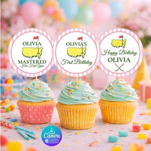 Könnte beinhalten: Drei Cupcakes mit hellblauem Zuckerguss und bunten Streuseln. Jeder Cupcake hat einen runden Aufsatz mit Golf-Motiv und dem Namen "Olivia". Der Text enthält "Mastered Her First Year" und "Happy Birthday Olivia".