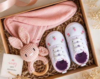 Bonnet rose aux oreilles de lapin | coffret cadeau rose pour bébé | chaussons bébé fille | Coffret cadeau pour nouveau-né | ensemble de photographies de bébé lapin | coffret cadeau bébé fille