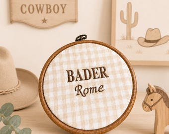 Cerceau personnalisé avec prénom brodé | Décoration de chambre d'enfant personnalisée | Décoration murale prénom bébé | Cadeau pour bébé Vichy neutre | Broderie de bannière de nom de bébé