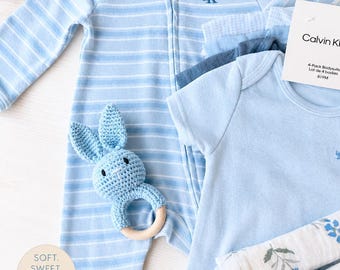 Ensemble cadeau 4 pièces Calvin Klein pour bébé garçon - Ensemble cadeau de luxe pour bébé avec barboteuse et hochet lapin. Coffret nouveau-né - Coffret bébé garçon