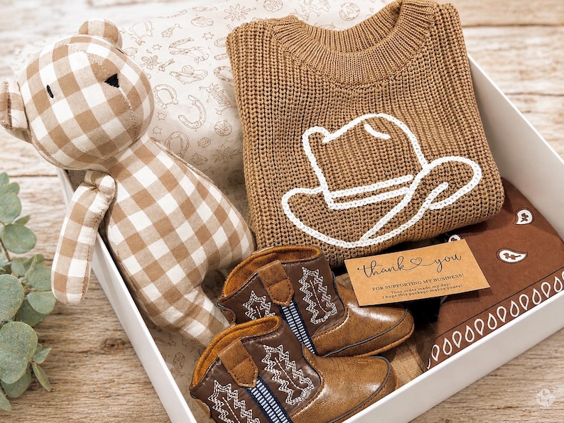 Southern cowboy baby gift. New parents baby gift. Oklahoma baby gift. Wyoming baby gift. Montana baby gift. Michigan baby gift. Yellowstone theme baby gift. western Gift for new parents. Western baby announcement. Baby keepsake gift. Baby cowboy announcement. Baby due cowboy. yeehaw baby outfit. Baby gift box ready. regalo bebé vaquero.
regalo vaquero para bebé. botitas vaqueras bebé. Gift box ready new born gift. Gift ready baby hamper.