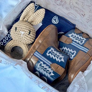 Western Texas baby Cowboy Boots giftset. Cowboy baby shower giftset. Cowboy themed baby giftset. Baby cowboy hat. Baby boy cowboy boots gift. western themed nursery gift and decor. Country loving newborn baby gift. baby first rodeo. botas de vaquero. baby gift set less than 50 dollars. affordable baby gift set. infant boots