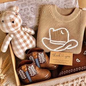 Western baby boy gifts. Baby Cowboy Boots giftset. Baby cowboy boots and hat. Baby western boots. Baby cowboy outfit. Baby western outfit. Baby cowboy sweater. Cowboy baby shower giftset. Cowboy themed baby giftset. Baby boy cowboy boots gift. Baby girl cowgirl gift. Texas cowgirl baby gift. Texas baby boy gift. Western themed nursery gift and decor. Country loving newborn baby gift. baby first rodeo. botas de vaquero. Infant baby gift set less than 50 dollars. Affordable baby gift set.