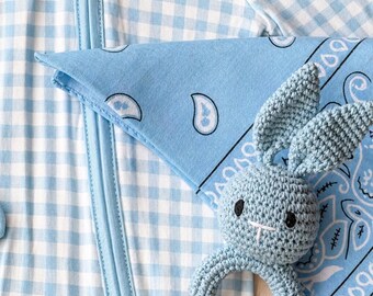 Coffret cadeau bébé garçon | Dormeuse à pieds vichy bleue, bavoir bandana et hochet lapin | Coffret cadeau pour nouveau-né | Cadeau baby shower pour garçon | Rentrer à la maison