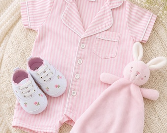 Cadeau classique et élégant pour petite fille. Coffret cadeau boutique classique pour bébé fille boutonné. Coffret cadeau pour nouveau-né rose. Cadeau élégant et luxueux pour petite fille.