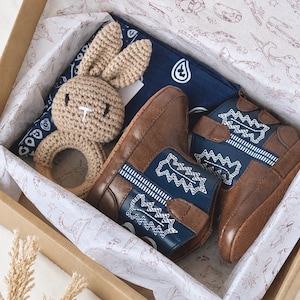 Western Texas baby Cowboy Boots giftset. Cowboy baby shower gift. Cowboy themed baby giftset. Baby cowboy hat. Baby boy cowboy boots gift. western themed nursery gift and decor. Country loving newborn baby gift. baby first rodeo. botas de vaquero. cowboy baby. farm baby gift. infant cowboy outfit gift. baby leather boots. cowboy nursery theme. western baby. Mexican baby, country baby keepsake, new baby gift boy. custom baby cowboy gift. custom baby gift. embroidered baby gift. baby cowboy boots.