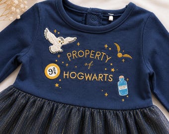 Robe magique pour bébé fille, tenue inspirée de l'école de sorcier pour bébé, anime cadeau baby shower, cadeau bébé potterhead, cadeau bébé potier