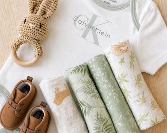 Ensemble 3 pièces Calvin Klein pour bébé garçon - Ensemble cadeau de luxe pour bébé avec barboteuse, hochet lapin en tricot, vêtements en mousseline. coffret cadeau de luxe pour bébé garçon