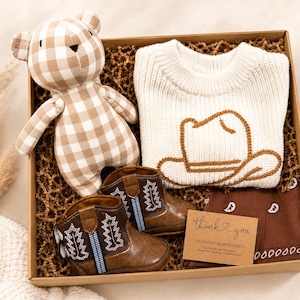 Southern baby gift. New parents baby gift. Oklahoma baby gift. Wyoming baby gift. Montana baby gift. Michigan baby gift. Yellowstone theme baby gift. Gift for new parents. Western baby announcement. Baby keepsake gift. Baby cowboy announcement. Baby due cowboy. yeehaw baby outfit. Baby gift box ready. regalo bebé vaquero.
regalo vaquero para bebé. botitas vaqueras bebé. Gift box ready new born gift. Gift ready baby hamper.