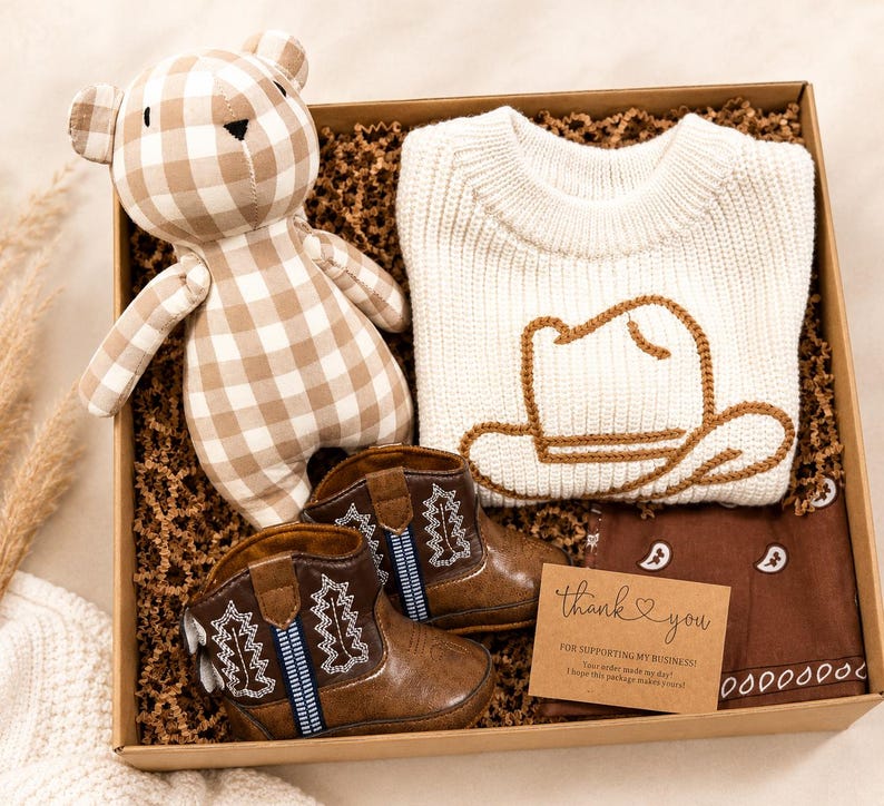 Southern baby gift. New parents baby gift. Oklahoma baby gift. Wyoming baby gift. Montana baby gift. Michigan baby gift. Yellowstone theme baby gift. Gift for new parents. Western baby announcement. Baby keepsake gift. Baby cowboy announcement. Baby due cowboy. yeehaw baby outfit. Baby gift box ready. regalo bebé vaquero.
regalo vaquero para bebé. botitas vaqueras bebé. Gift box ready new born gift. Gift ready baby hamper.
