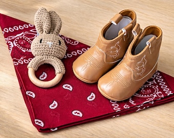 Coffret cadeau pour bébé Texas cowboy occidental. Coffret cadeau baby shower. Coffret cadeau bottes de cowboy pour bébé. Naissance du bébé. Coffret cadeau pour nouveau-né sur le thème des cow-boys du Texas.