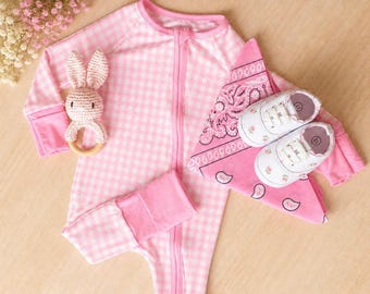 pyjama rose classique avec fermeture éclair à carreaux vichy | Coffret cadeau rose pour nouveau-né | Barboteuse confortable pour bébé | Coffret cadeau rose pour bébé fille | coffret cadeau baby shower