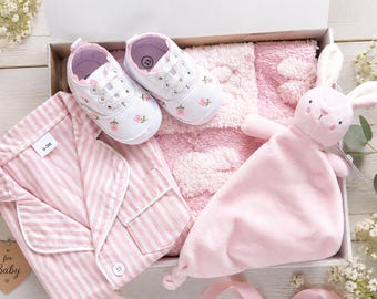 Cadeau classique et élégant pour petite fille. Cadeau boutique nouveau-né rose pour petite fille. Cadeau de luxe pour baby shower. Ensemble robe pour bébé. Couverture bébé fille