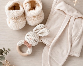 Coffret cadeau neutre pour bébé | Chaussons bébé pelucheux | Coffret cadeau prêt à l'emploi pour bébé, idées de coffrets cadeaux pour bébé garçon, bébé fille, coffret bébé, coffret nouveau-né