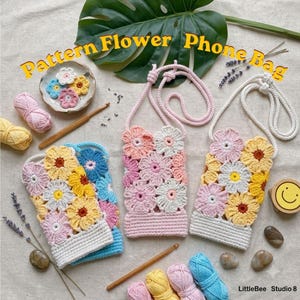 Puede incluir: Tres bolsas para teléfono tejidas a mano con motivos florales en amarillo, rosa, azul y blanco. Las bolsas tienen correas largas y se muestran con ovillos de lana, un ganchillo de madera y flores tejidas. El texto dice Pattern Flower Phone Bag.