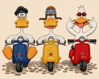 Puede incluir: Un diseño de bordado con tres patos blancos montando scooters. El pato de la izquierda lleva una boina negra en un scooter azul, el central un gorro de aviador marrón en un scooter amarillo y el de la derecha gafas de sol rojas en un scooter rojo.
