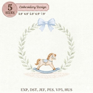 Könnte beinhalten: Ein Stickdesign mit einem Schaukelpferd in einem Kranz mit einer blauen Schleife. Das Design umfasst Größen von 9.9 cm bis 20.1 cm. Der Text "Embroidery Design" und "5 SIZES" sind ebenfalls vorhanden.