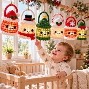 Könnte beinhalten: Eine Reihe von sechs hängenden Häkellaternen mit festlichen Weihnachtsmotiven wie Weihnachtsmannmütze, Schneemann, Weihnachtsbaum, Stechpalme und Schneeflocken. Jede Laterne hat ein lächelndes Gesicht, einen Henkel und eine Lichtquelle.