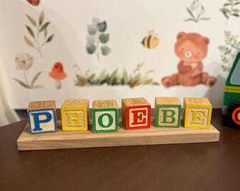 Placa con nombre de bebé personalizada con letras vintage