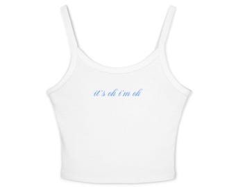 Camiseta sin mangas con texto en inglés "Está bien, estoy bien" / Merchandising de Tate McRae / Tirantes finos cortos blancos