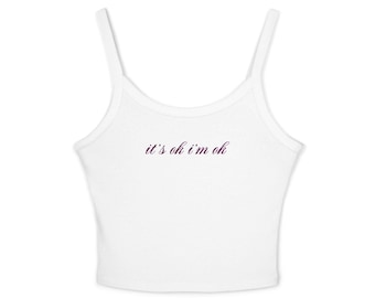 Está bien, estoy bien. Camiseta sin mangas / Merchandising de Tate McRae / Texto en cursiva, minimalista, blanca y corta.