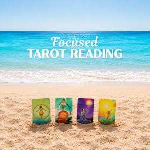 Peut inclure: Quatre cartes de tarot rectangulaires plantées dans le sable d'une plage. Les cartes présentent des illustrations colorées de personnages et d'éléments célestes. Le texte Focused TAROT READING est centré en lettres blanches sur l'océan.