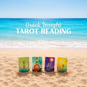 Peut inclure: Quatre cartes de tarot rectangulaires plantées dans le sable, présentant des illustrations colorées de personnages et d'éléments célestes. Le texte Quick Insight TAROT READING est affiché en lettres blanches sur un fond d'océan bleu.