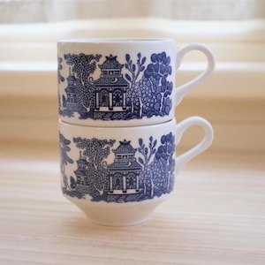 Para zabytkowych filiżanek do herbaty Churchill England „Willow”, angielska ceramika transferowa z lat 70. XX wieku