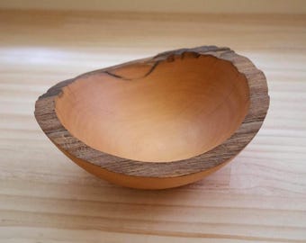 Cuenco de madera torneado a mano de estilo vintage con borde natural, pino Huon de Tasmania, decoración rústica de granja.