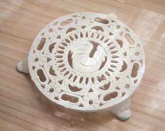 Vintage wit geëmailleerde gietijzeren haan onderzetter, Franse landelijke boerderij keukendecor