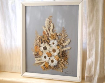 Cuadro vintage enmarcado con flores prensadas, arreglo floral seco, decoración de pared estilo cottagecore.