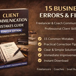 Può includere: Un libro intitolato "Client Communication Mistakes Guide" con il sottotitolo "Starter Edition" e "15 Business Errors & Fixes". Il libro è marrone scuro con scritte dorate. L'immagine include anche un elenco di suggerimenti e una penna su un blocco note.