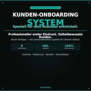 Könnte beinhalten: Eine weiße Keramik-Tasse mit schwarzem Henkel und dem Text "But First, Coffee" in schwarzer, fetter Schrift. Die Tasse steht auf einer Holzoberfläche. Die Tasse ist etwa 10 cm hoch.