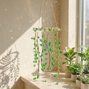 Móvil atrapasol de cristal bohemio, arcoíris de piedras preciosas crudas, decoración de ventana con sauce llorón y hadas en cascada