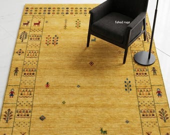 Goldener Senf Handgewebter Gabbeh Teppich | Tribal Boho Tier Motive | Lebhafter Gelber Wollteppich für Modernes, Eklektisches Wohnzimmer