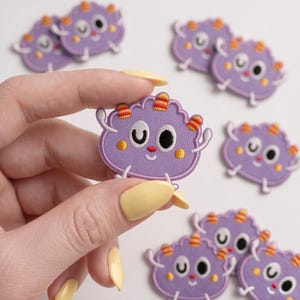 Geborduurd embleem van een paarse roetgeest, schattig kawaii-embleem, zelfklevende applicatie, doe-het-zelf decoratie, LunarAdorn