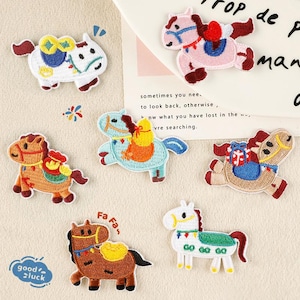 Peut inclure: Collection de patchs brodés en forme de chevaux, de différentes couleurs, dont blanc, marron, rose et bleu. Chaque patch présente des coutures détaillées et des éléments décoratifs comme des selles et des rênes. Les patchs ont une esthétique de dessin animé.