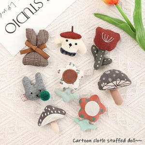 以下が含まれることがあります： 白い文字で「Welcome to our home」と書かれた素朴な木製の看板。 荒れた仕上がりとシンプルで魅力的なデザインで、玄関の装飾に最適です。